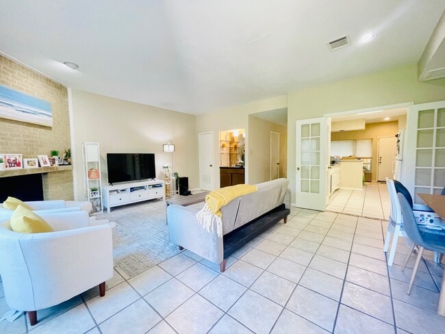 Living Room - 8263 Wednesbury Ln