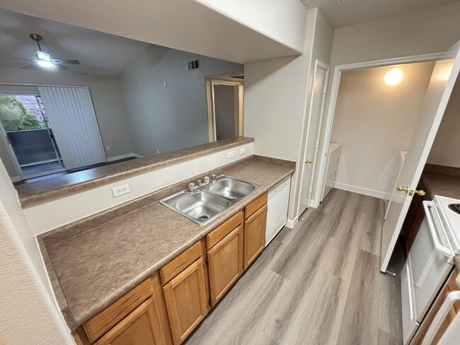 Photo - Beautiful 1Bed/1Bath/1Car 2nd floor Condo located in the beautiful Tuscano Gated Community! Unidad 2127