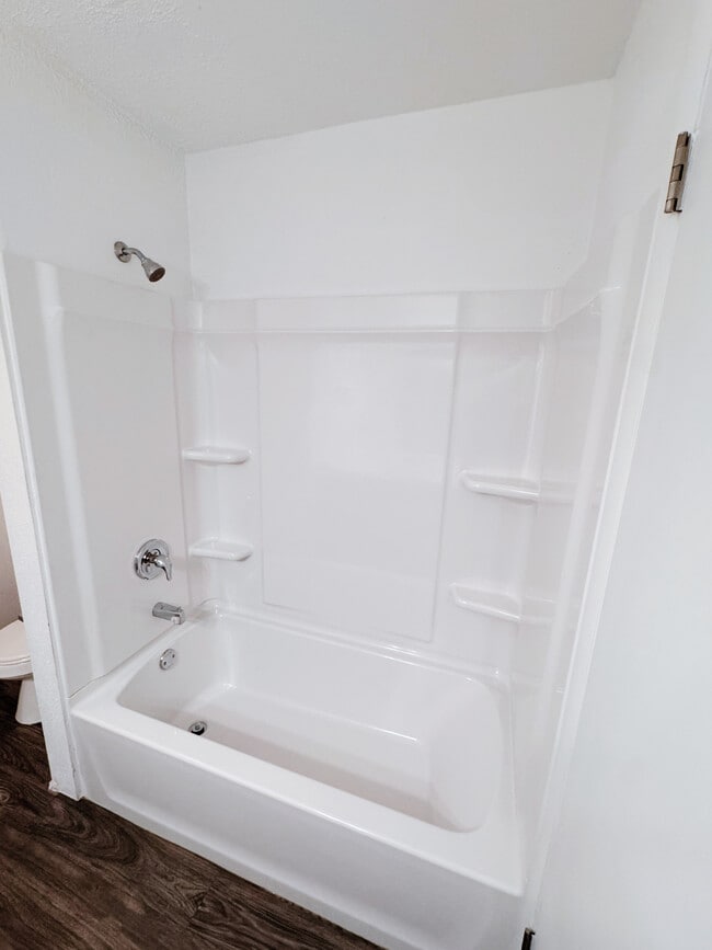 Secondary Bathroom Tub - Cambridge Cove Rental