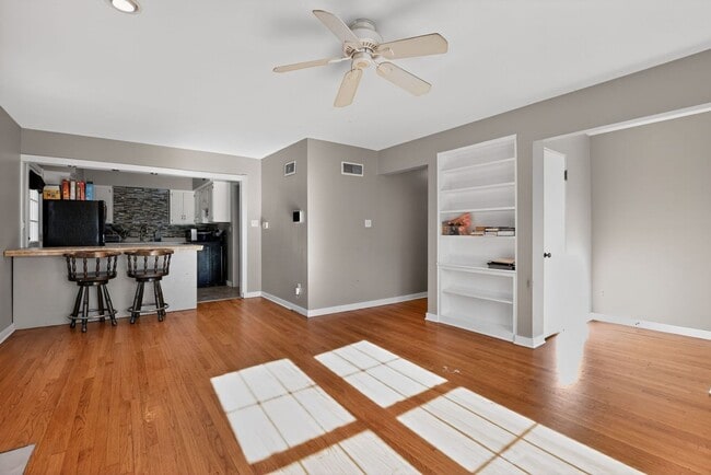 Photo - 800 W Joliet St