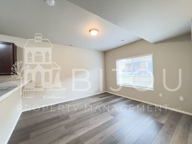 Photo - 7661 Silver Larch Pt