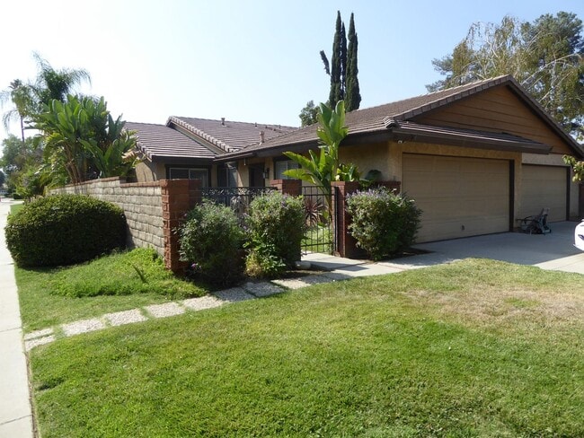 Building Photo - COMING SOON! Charming Single-Story 3-Bedroom Home with Pool Access and Gardener Service in Valencia!