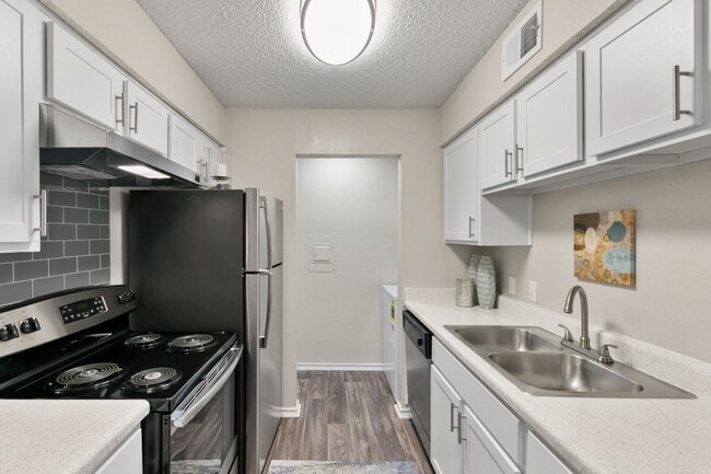 Creekwood Apartment Homes apartments — community photo