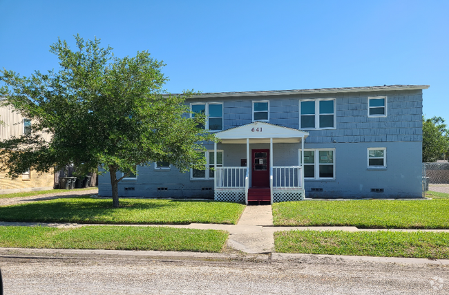 Building Photo - 641 Robinson St Unit 4 Rental