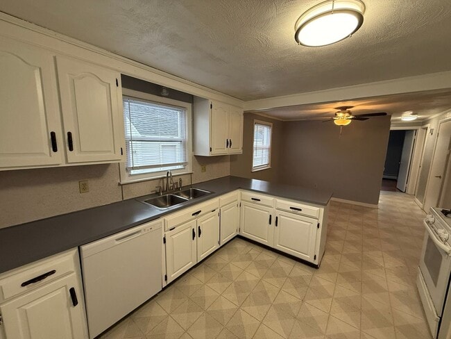 Photo - Beautiful 4 Bed, 2 Bath Home for Rent In S...