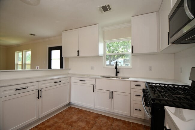 Building Photo - 10946 Fullerton Dr