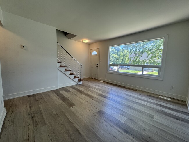 Photo - Updated 2 Bedroom 1 Bathroom Townhome in Corunna, ON !!! Unité B03