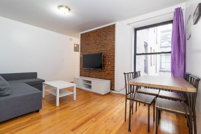 Building Photo - 340 E 94th St