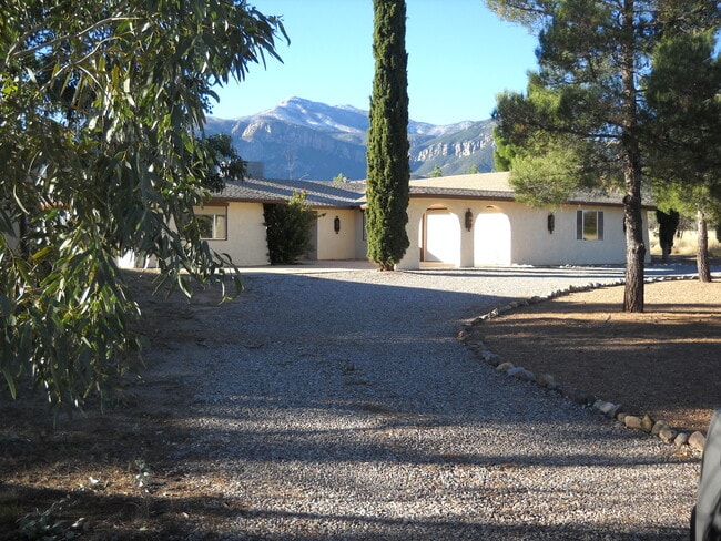 Building Photo - Mountain Views