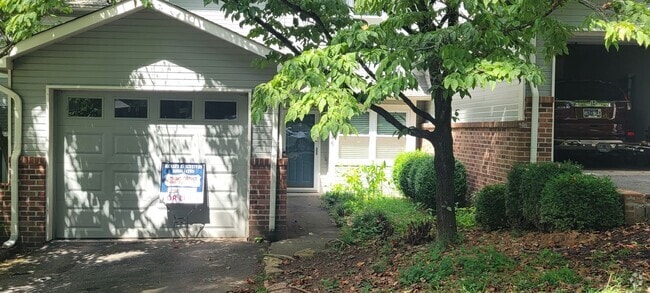 Building Photo - Knoxville 37923 - 2 bedroom 2.5 bath townh... Rental