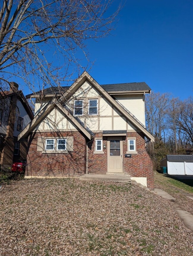Building Photo - Beautiful 2 bedroom house with large yard, off street parking. Ready to move in!