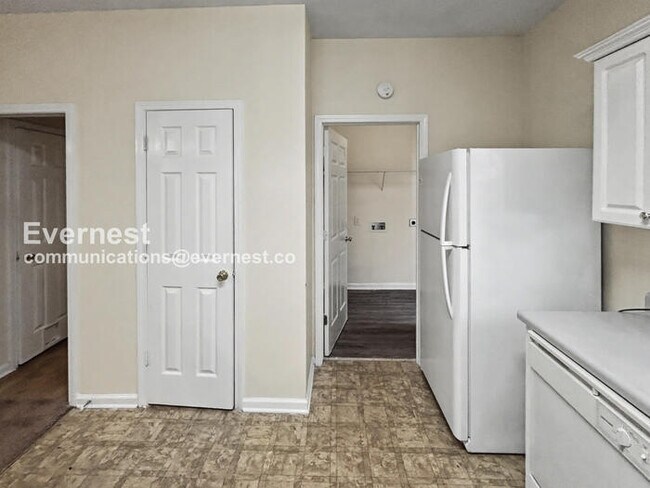 Photo - 3 Bed, 1.5 Bath Townhome with Fenced Yard / Pet-Friendly / Coming Soon!