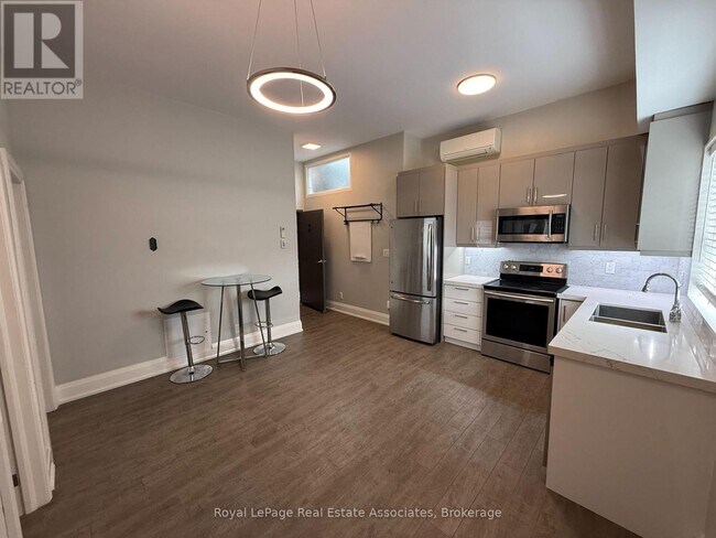 Photo - 2548 Eglinton Ave W