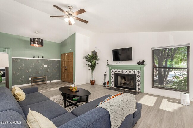 Photo - 416 E Susan Ln