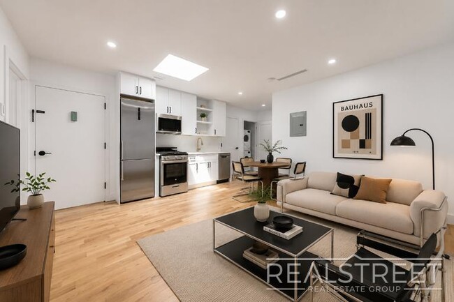 Building Photo - Stunning New 3 Bed 2 Bath in Bed Stuy Townhouse Unit 4