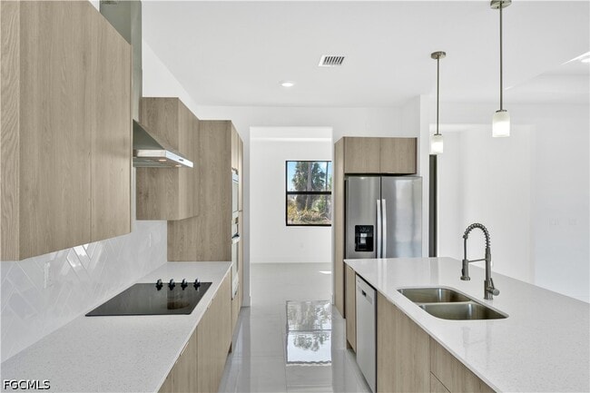 Photo - 1144 Edelweiss St E