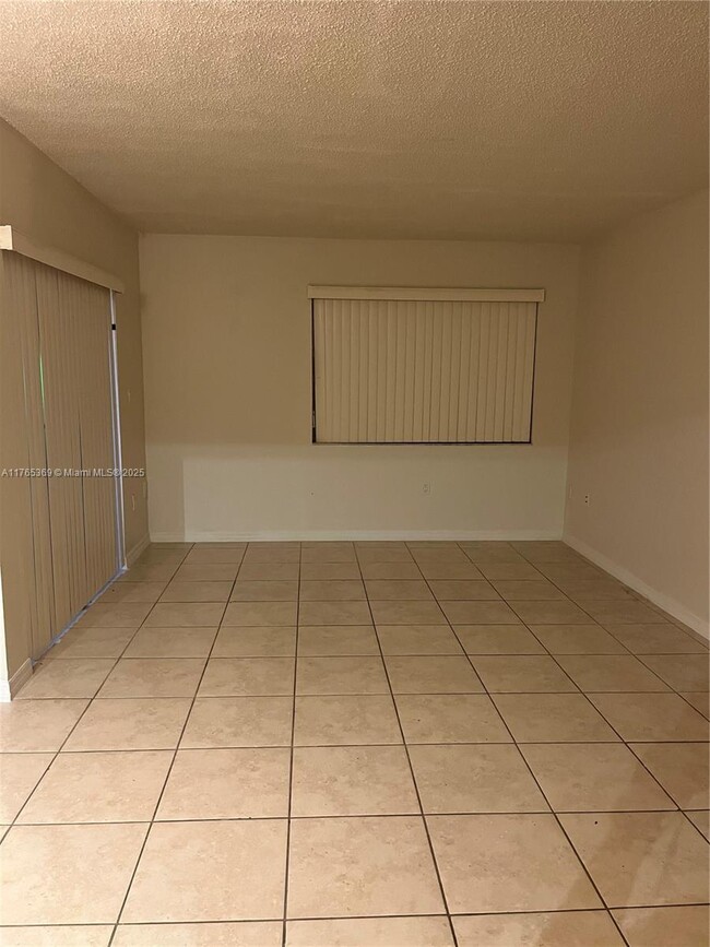 Photo - 10859 NW 7th St Unidad 21-18 Rental