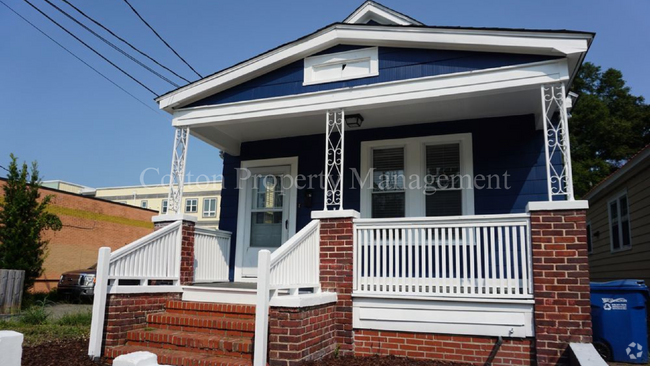 Building Photo - Beautiful 2BR/1BA Renovated, Historic Prop... Rental