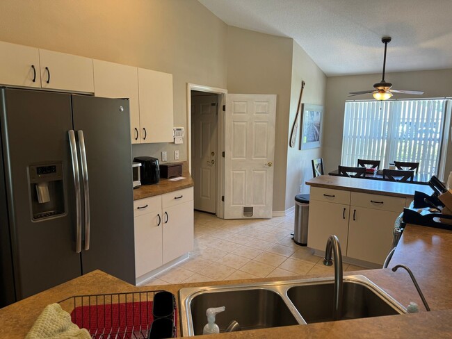 4 bed 2bath with Pool - 4 bed 2bath with Pool House
