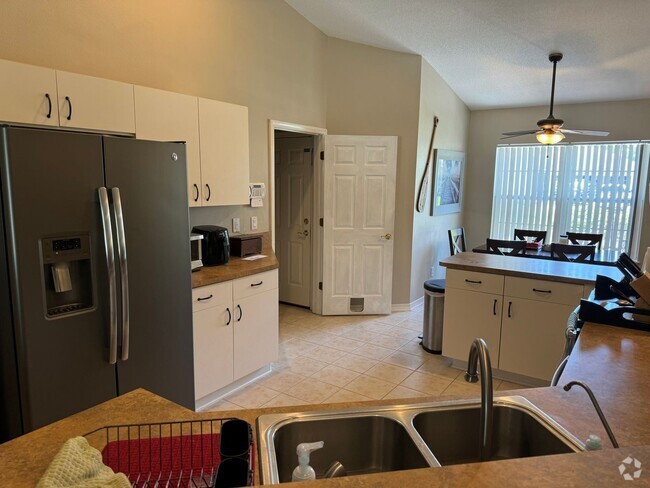 Building Photo - 4 bed 2bath with Pool Rental