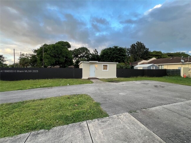 Building Photo - 10133 W Jessamine St