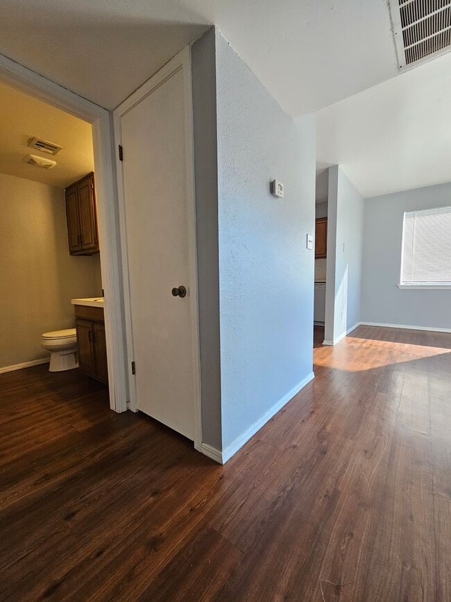 Photo - (2) Bed/(1.5) Townhome In North Norman Ava...