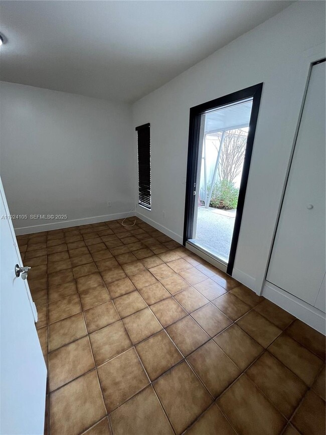 Photo - 920 SW 30th Ave Unit 2