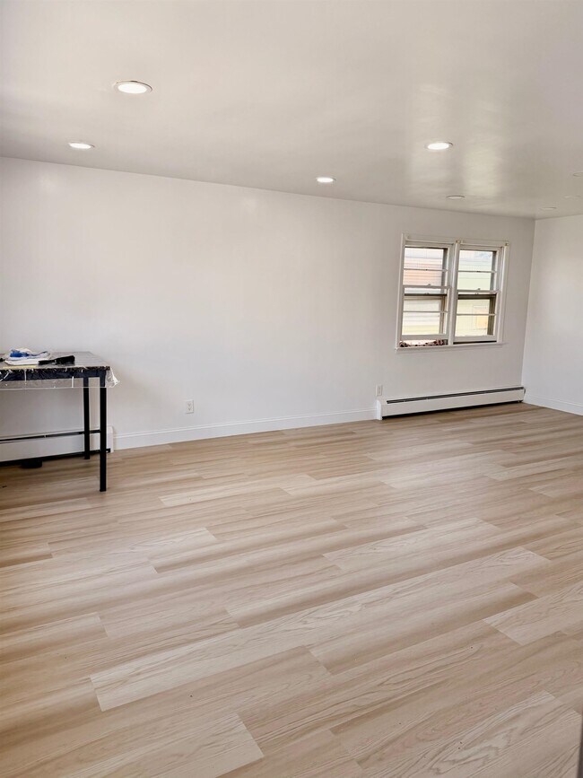Photo - 24 E 18th St