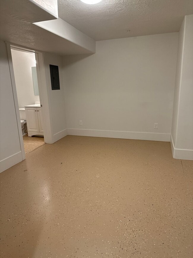 Photo - ***Move in Special***