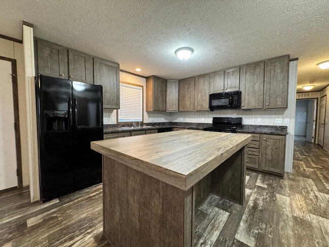 Building Photo - 16152 Notre Dame St