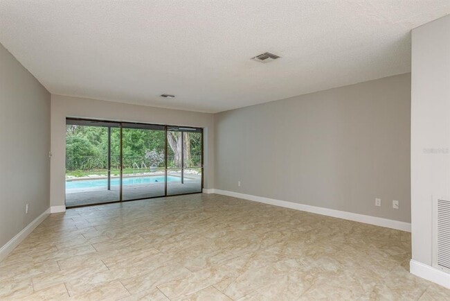 Photo - 1690 Curlew Rd