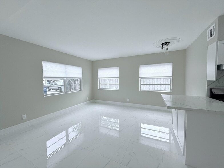 Photo - 2725 Middle River Dr