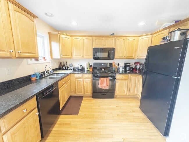 Building Photo - 86 Summer St Rental