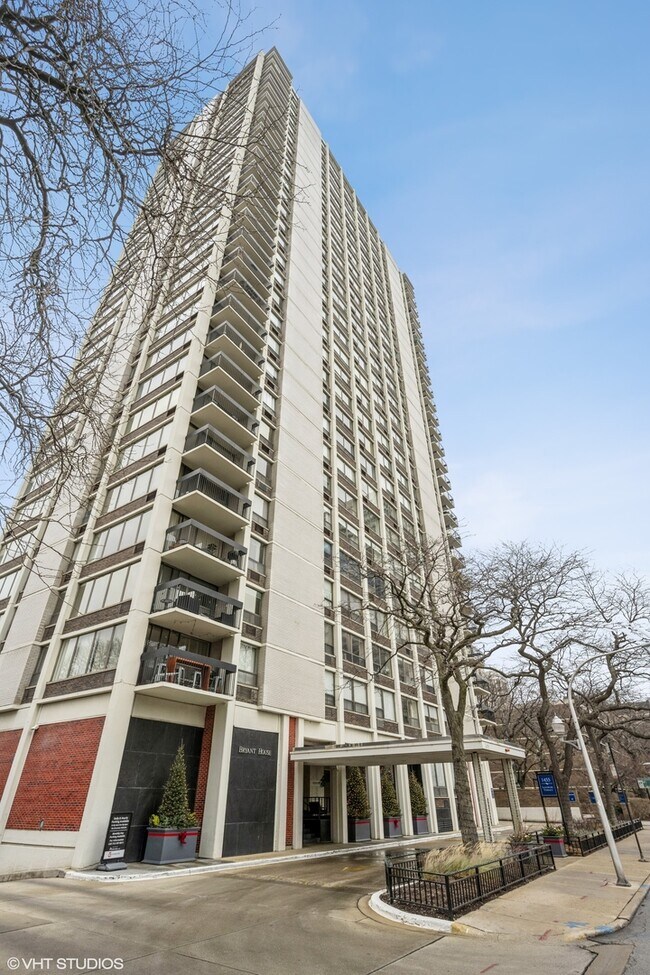 Photo - 1455 N Sandburg Terrace Condo Unit 305B
