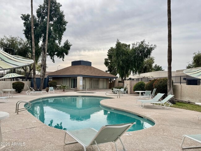 Photo - 2450 E 5th St