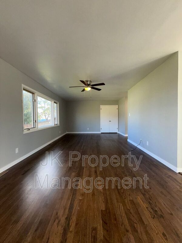 Photo - 821 47th St S