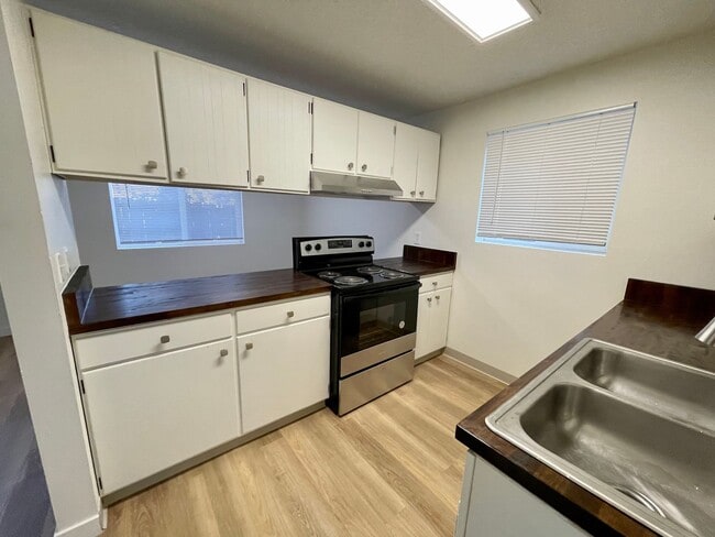 Building Photo - DESIRABLE MILLWOOD NEIGHBORHOOD ON TREE LINED STREET Unit 9021