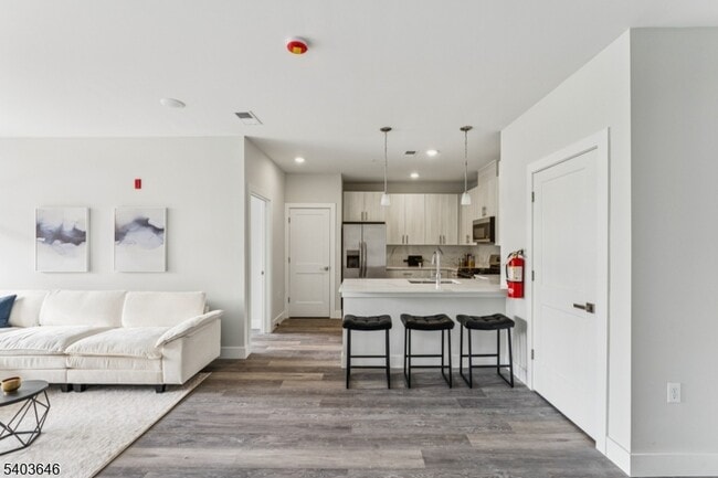 Building Photo - 140 W Webster Ave Unit 101