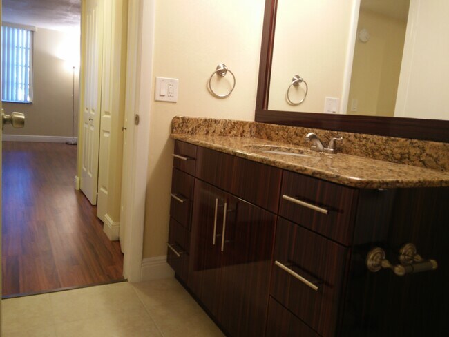 Photo - 3285 Foxcroft Rd Unidad E 107