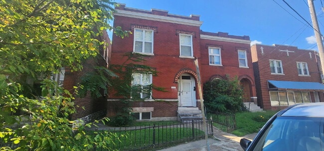 Building Photo - Charming 2-Bedroom Apartment in South St. Louis – Available Now! Unit 2F