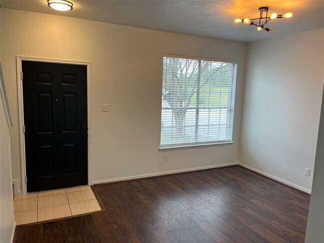 Photo - 911 Chapwood Ct