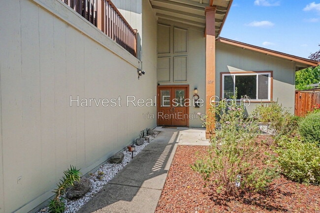 Photo - 807 Katrina St