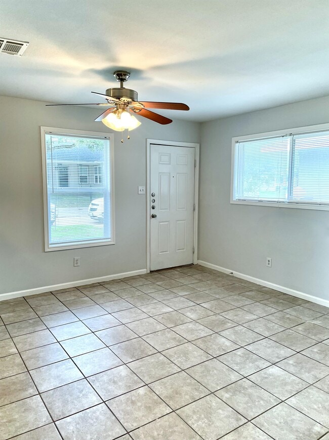 Photo - 105 Davis St