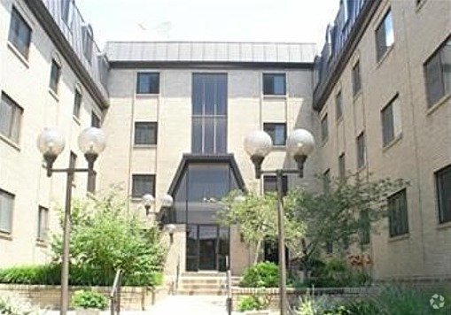 Building Photo - Just Listed! Fashionable Condo Unit 110