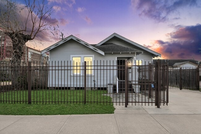 Building Photo - 2820 Holman St