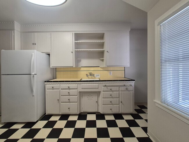 Building Photo - Charming 1 Bedroom Apartment in Downtown S... Unit 12