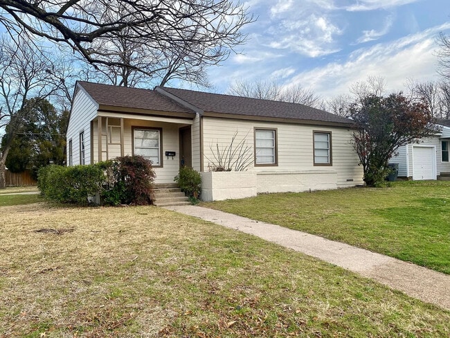 Photo - Room in House on Glengariff Dr