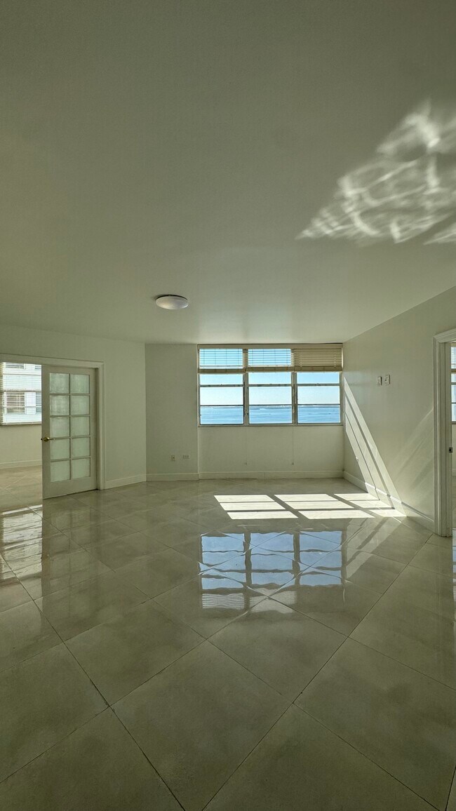 Photo - 825 Brickell Bay Dr