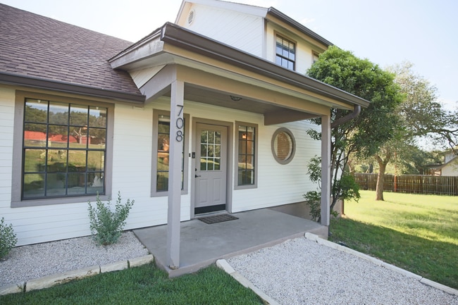 Building Photo - 708 Cowal Dr S