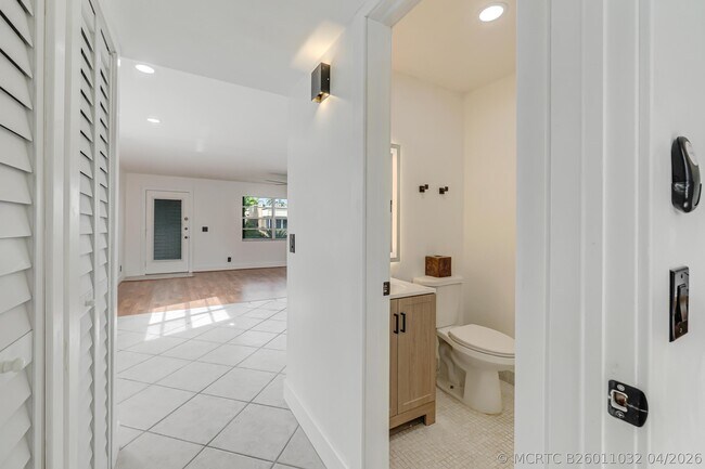 560 Capri Ln